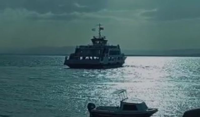Feribotta korku dolu anlar: Fırtınadan dolayı iskeleye yanaşamadı