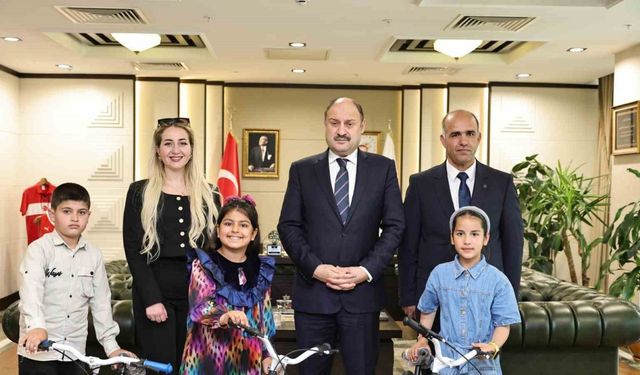 Gülpınar öğrencileri makamında ağırladı