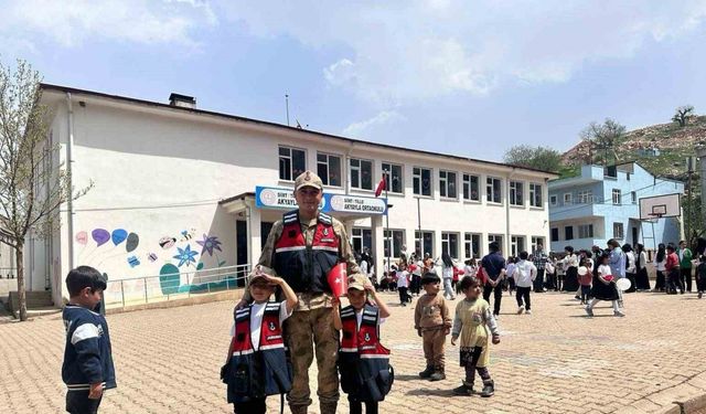Jandarmadan köy okulu öğrencilerine 23 Nisan sürprizi