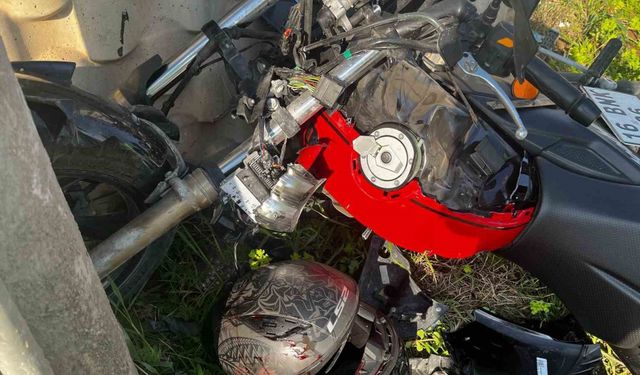 Motosikletin kontrolden çıkması ile birlikte genç sürücü duvara ve direğe çarptı