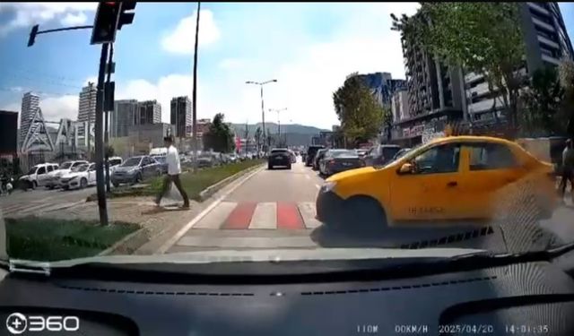Yolu uzatmak istemeyen taksi, yaya geçidini kullandı