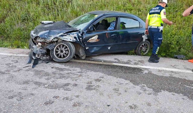 Bursa’da iki otomobil kafa kafaya çarpıştı: 3 yaralı