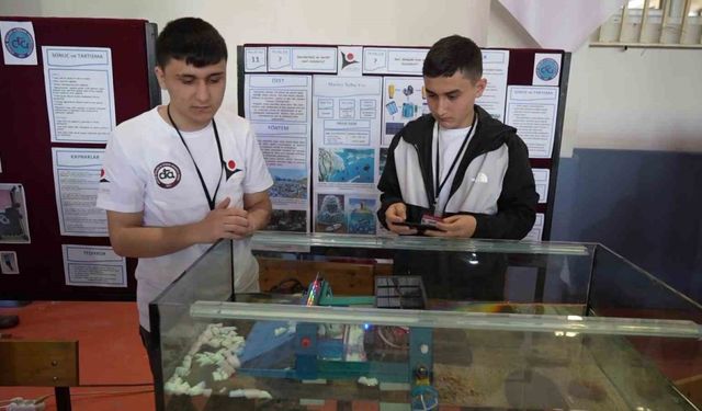 Lise öğrencilerinden denizde müsilaj ve atık toplayan deniz aracı