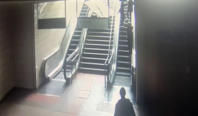 Maltepe metro istasyonunda reklam panosu kadının üzerine böyle düştü