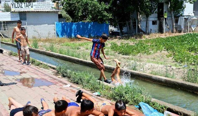 Adanalı çocukların yaz tatili: Kanaletlerde yüzüyor, kaldırımda güneşleniyorlar