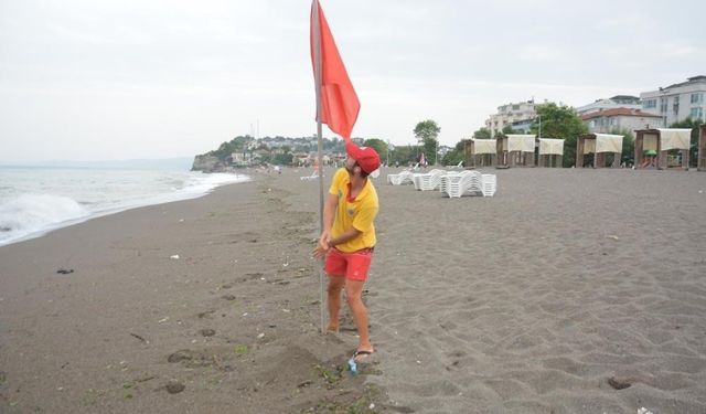 Akçakoca’da sahile kırmızı bayrak çekildi