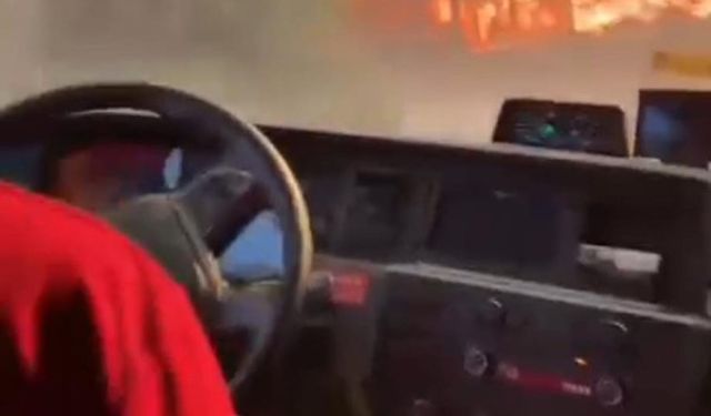 Alevlerin arasında kalan orman ekibi son anda kurtuldu