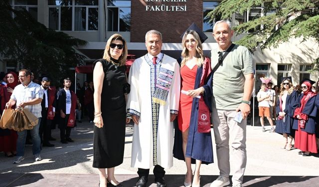 Anadolu Üniversitesi’nde mezuniyet coşkusu fakültelerde de sürdü