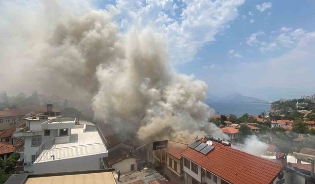 Antalya Kaleiçi’ndeki yangın 2 saatte kontrol altına alındı