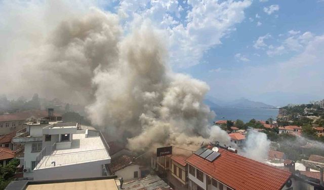 Antalya Kaleiçi’ndeki yangın