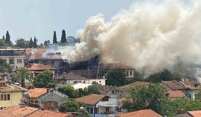 Antalya tarihi kale içinde bir otelde yangın çıktı. Yangın otele bitişik durumda olan iki iş yerine daha sıçradı. İtfaye ekiplerinin söndürme çalışmaları sürüyor.