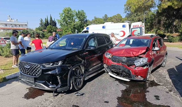Antalya’da iki otomobil çarpıştı: 7 yaralı