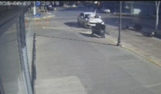 Antalya’da otomobil ile çarpışan motosikletin sürücüsü metrelerce savruldu