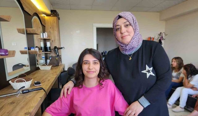 Babasının izinden, annesiyle birlikte yürüyor