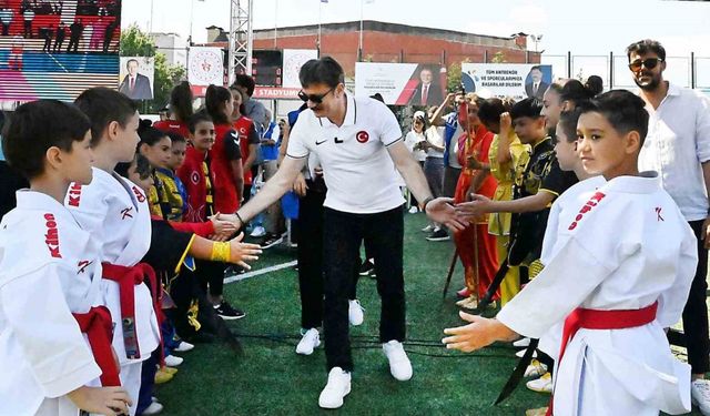 Bahçelievler Stadyumu’nda GSB Spor Okulları açılış töreni gerçekleştirdi
