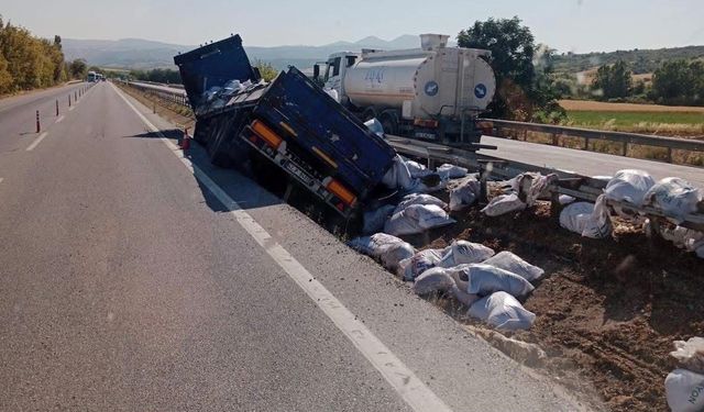 Balıkesir’de kontrolden çıkan tır bariyerlere çarptı