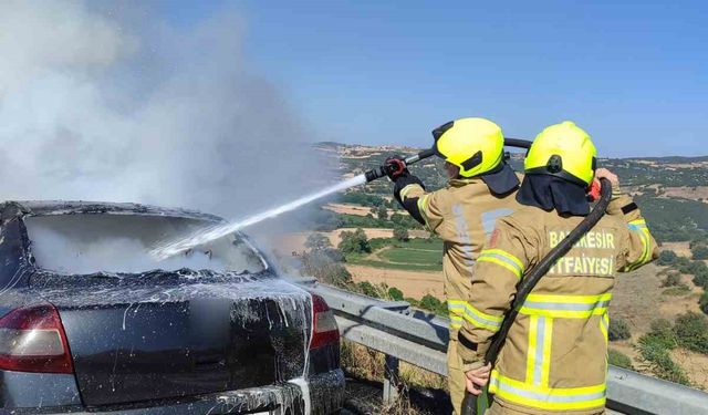 Balıkesir’de otomobil otoyolda yandı