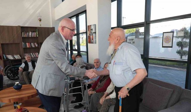 Başkan Kazım Kurt’tan ’Koca Çınarlar’a bayram ziyareti