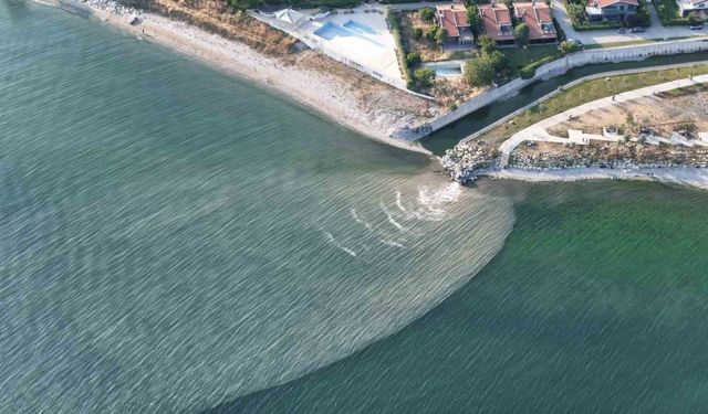 Beylikdüzü’nde denize karışan kanalizasyon suyu nedeniyle deniz kahverengine döndü