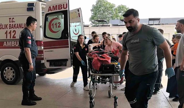 Bursa’da otomobile çarpan motosikletliler ağır yaralandı