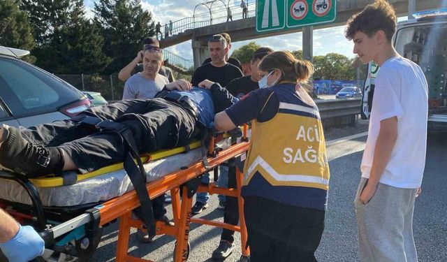 D-100’de otomobil bariyerlere çarptı