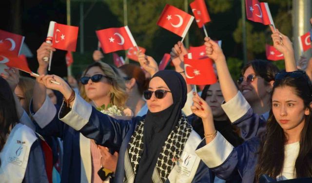 Demirci’de mezuniyet coşkusu, öğrenciler karanfillerle uğurlandı
