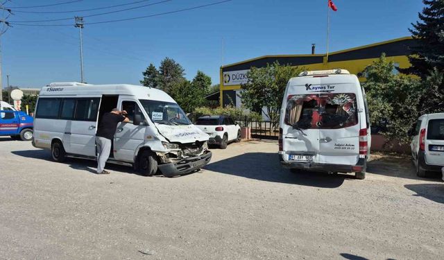Düzce’de 2 servis aracı ve tır kazaya karıştı: 6 yaralı