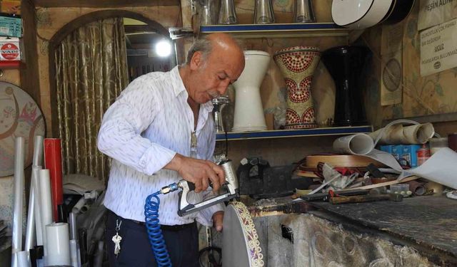 El emeğiyle yaptığı müzik aletlerini 50 yıldır müzik tutkunlarına ulaştırıyor
