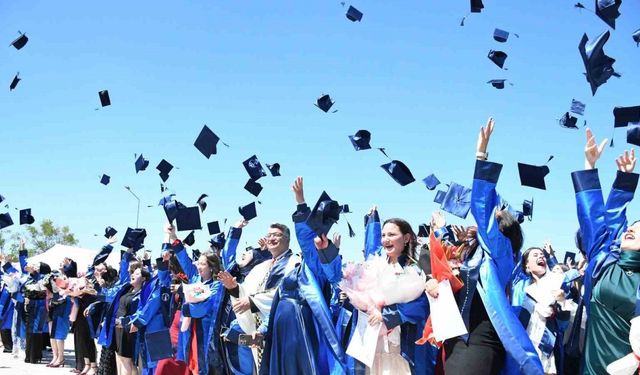 Emet MYO’da mezuniyet coşkusu