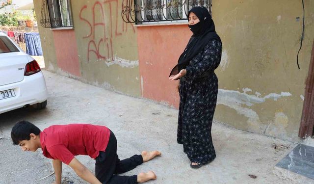 Enes’in tekerlekli sandalyesi çalındı şimdi emekleyerek geziyor