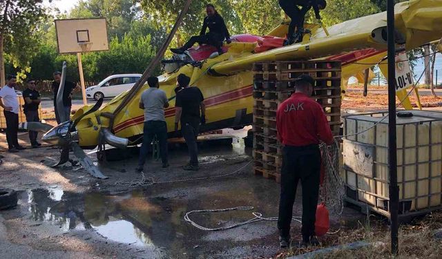 Göle düşen uçağın enkazının çıkartılma görüntüleri paylaşıldı