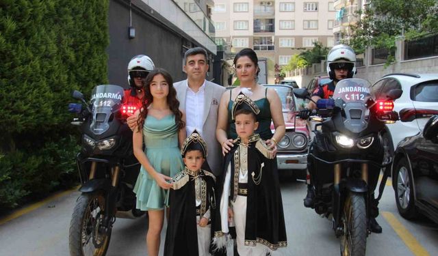 Hem teşkilat gururunu hem baba sevincini bir arada yaşadı
