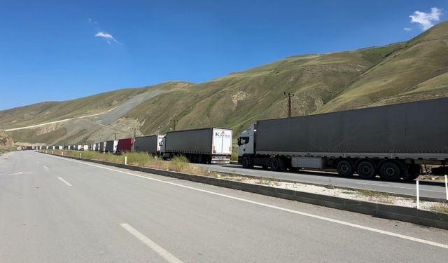 İran-İsrail gerginliği: Yüksekova Esendere Gümrük Kapısı’nda 2 kilometre tır kuyruğu oluştu