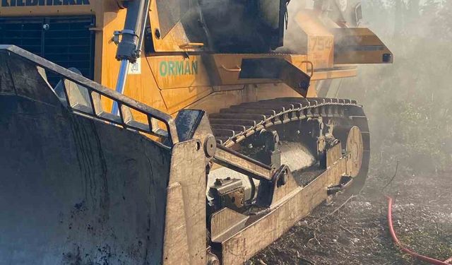 İzmir’de yangına müdahale eden dozer yandı