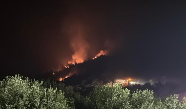 İzmir’deki yangın yerleşim yerlerini tehdit etmeye devam ediyor