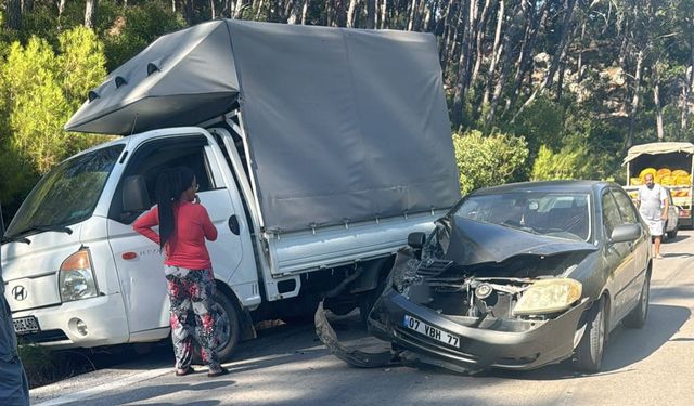 Kamyonete çarpan otomobil sürücüsü hayatını kaybetti