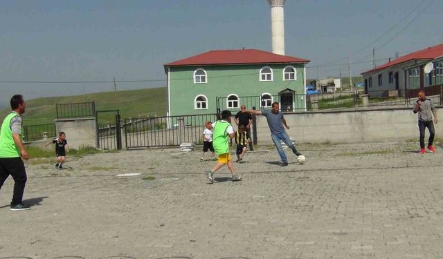 Kars’ta ’Babalar Günü’ futbol coşkusuyla kutlandı