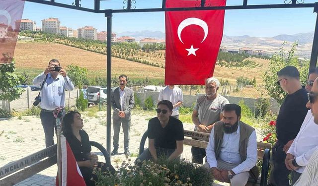 Kaymakam Dilekli’den duygusal veda: Şehit Yusuf Ataş’ın mezarı başında helallik aldı