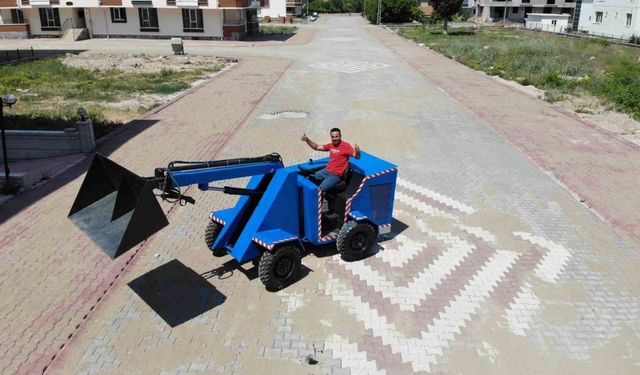 Kendi imkanlarıyla iş makinesi yapan genç, köy tarımına katkı sunmak istiyor
