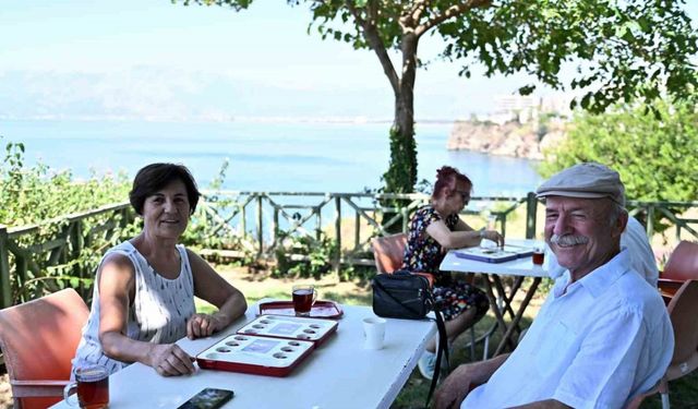 Kıdemli kent sakinleri mangalada kapıştı