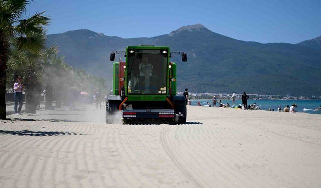 Kuşadası plajlarına son model kum temizleme aracı