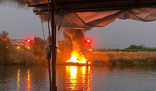 Manavgat Irmağı’nda fiber balıkçı teknesi alev alev yandı