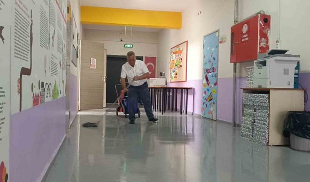 Manisa’nın ’Hademe Ressamı’ gençlere ilham veriyor