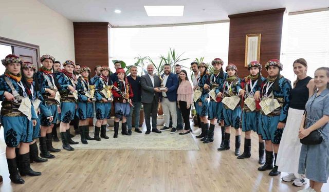 Menemen, halk oyunlarında Türkiye şampiyonluğu gururu yaşadı