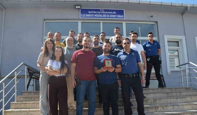 Polis memuruna veda plaketi
