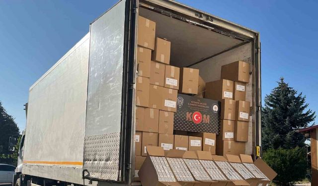 Polisin durdurduğu araçta 5 milyon 980 bin adet kaçak makaron ele geçirildi