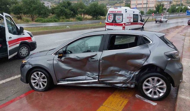 Samsun’da hafif ticari araç otomobile yandan çarptı: 3 yaralı