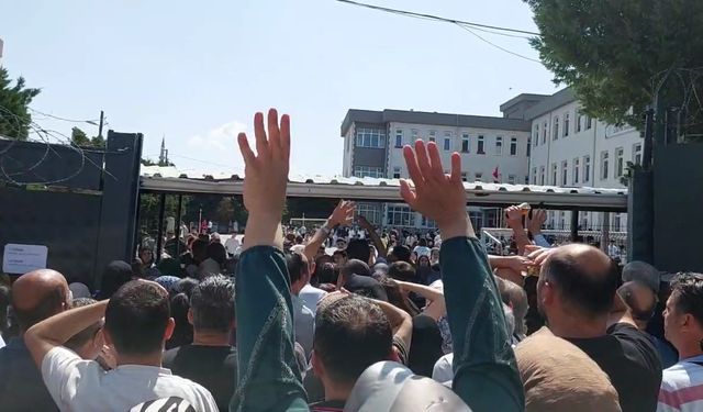 Sınava giren çocuklarını görmek için yarıştılar
