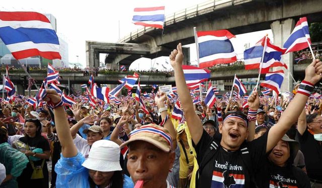 Tayland’da binlerce kişi Başbakan Shinawatra’nın istifasını talep etti