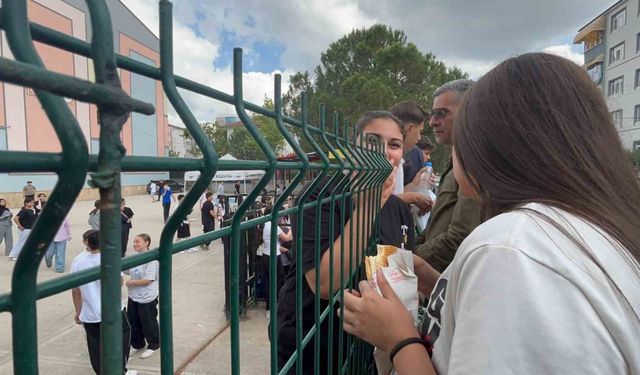 Tel örgü ardında sınav molası: Velilerden çocuklarına moral desteği